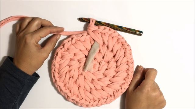 איך לסרוג שטיח איקסים מפוצלים בחוטי טריקו - Crochet round waistcoat cross stitch rug смотреть онлайн