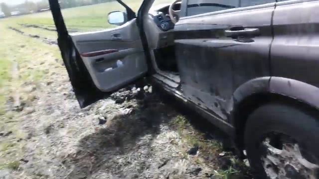 ЗАСТРЯЛИ В ГРЯЗИ НА МАШИНЕ КОГДА КАТАЛИСЬ ПО ГРЯЗИ! смотреть онлайн