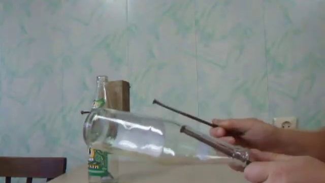 Прикол. Как пробить бутылку гвоздем? смотреть онлайн