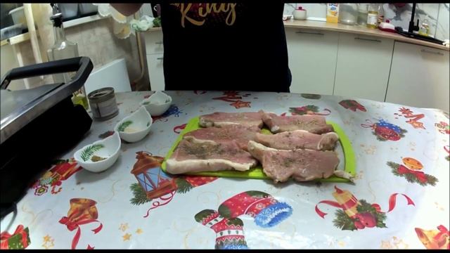 Сочный стейк из свинины на электрогриле. смотреть онлайн