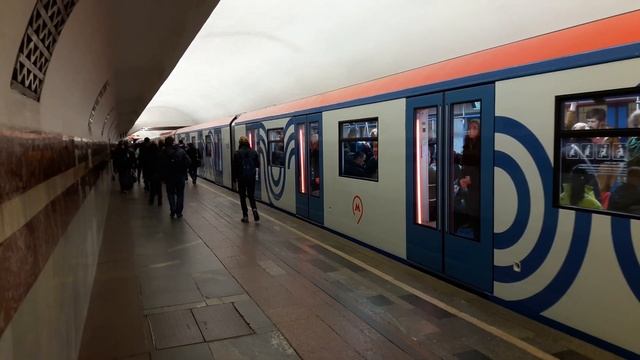 Поезд "Москва" (81-765) на станции Таганская смотреть онлайн