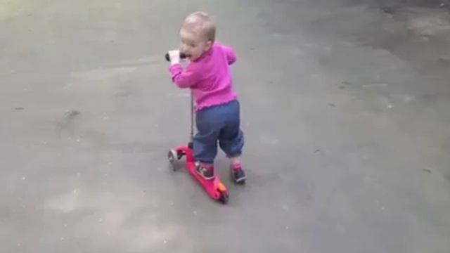 Ребенок катается на самокате 1 год 10 мес смотреть онлайн