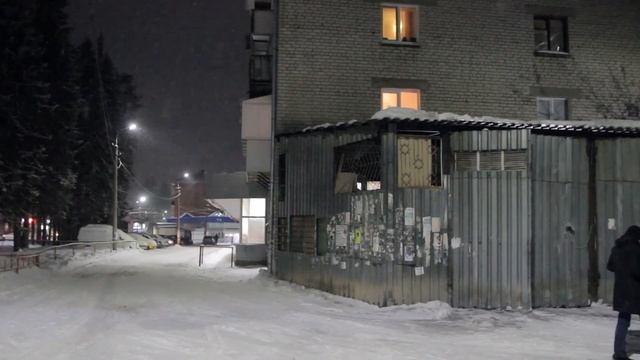 В Ревде произошел пожар в подсобном помещении магазина «Кировский» смотреть онлайн
