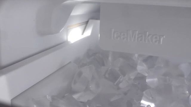 LIEBHERR | PEAK | LED IceMaker lighting смотреть онлайн
