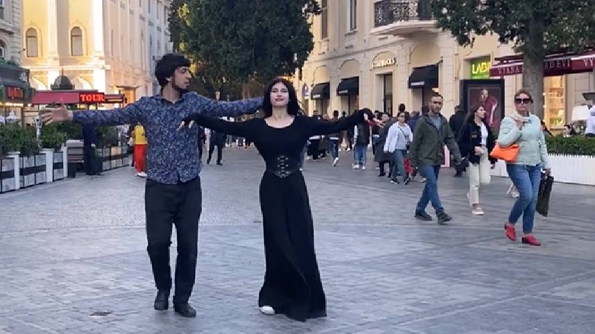 Баку Тарговая Улица Мадина Лезгинка 2024 Чеченская Песня Madina Tarqovu Lezginka Dance Baku ALISHKA смотреть онлайн