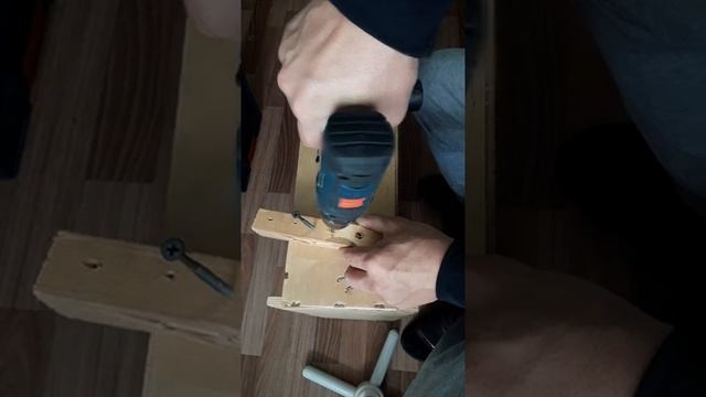 Шуруповёрт, гайковерт - винтовёрт отличия при закручивании саморезов. #shorts смотреть онлайн