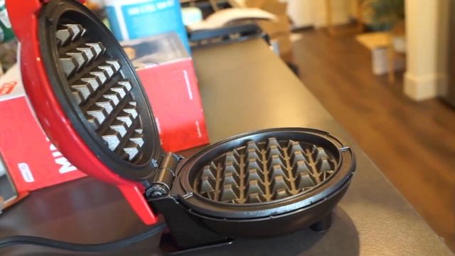 How to make Cinnamon Roll Waffles | Dash waffle maker Review смотреть онлайн