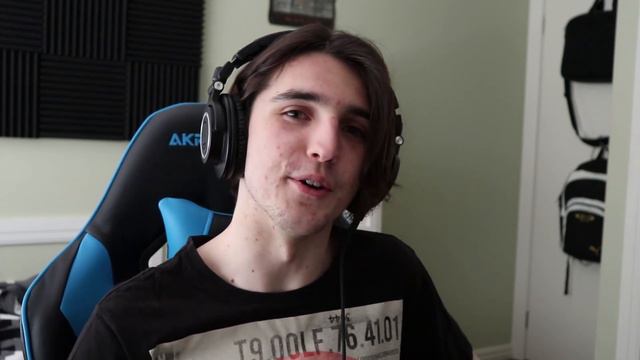 Teenager Flexes His Parent's Money, Weirdly (Justin Roberts) смотреть онлайн