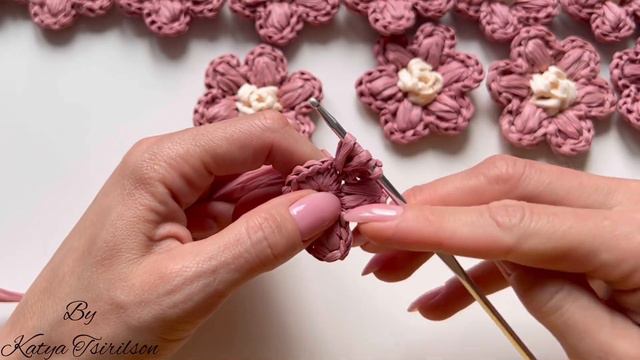 🌸ЦВЕТОЧНЫЕ МОТИВЫ для сумки из рафии! 🤩Вяжутся легко и быстро👆Подробный видео урок #crochetbag