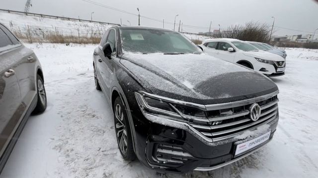 Показываю кроссоверы с пробегом у дилера на открытой площадке смотреть онлайн