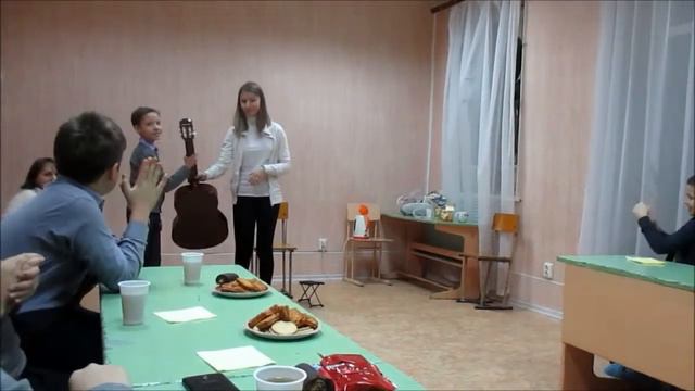 Неделя влогов/27.12.16/Круглый стол и игра на гитаре смотреть онлайн