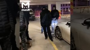 Полицейские пытаются задержать девушку, которая забаррикадировалась в машине в М