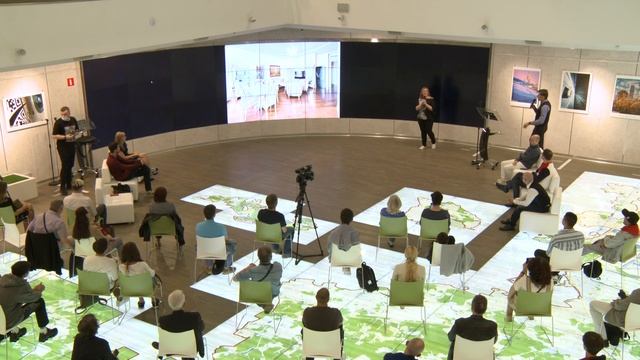 ОБЪЕКТИВно о Москве// Public talk: Фотоаппарат или смартфон смотреть онлайн