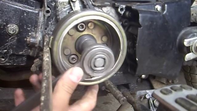 как открутить ротор генератора на мопеде альфа,дельта без съёмника