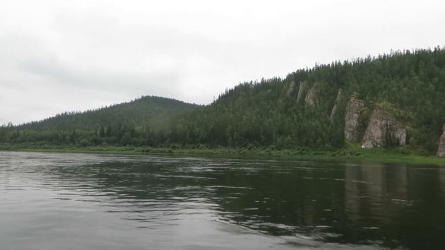 Река Лена - Ленские щеки. Между скалами Третья щека и Пьяный бык. Проход буксира вверх по течению смотреть онлайн