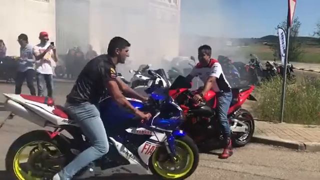 Honda CBR 954 RR V/S Yamaha r1 смотреть онлайн