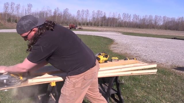 DEWALT FlexVolt DCS578 Blade Right Vs DCS577 Blade Left 7-1/4