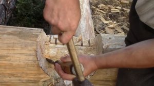 Рубим углы в нижнюю чашу. Сруб своими руками. Часть 9/1.