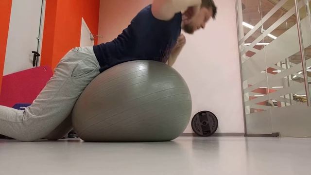 Неделя 2. Гиперэкстензии на фитболе смотреть онлайн