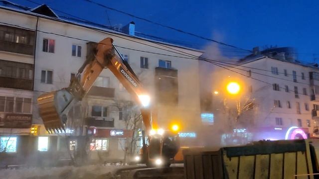 Улицу Раздолбали. На пр.Ленина Якутск полным ходом идут ремонтные работы. 10 марта. смотреть онлайн