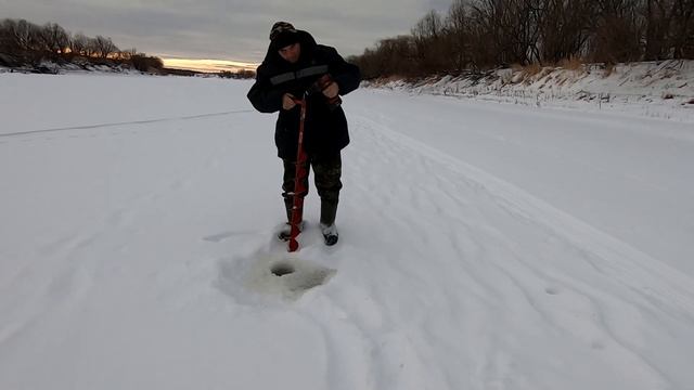 КлёвыйЭфир #7 / Кто больше поймал \ Зимняя Рыбалка на реке Сосьва смотреть онлайн