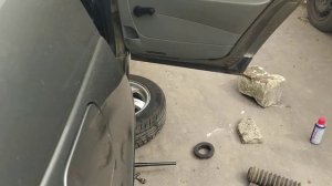 Приора стук в задней части с права