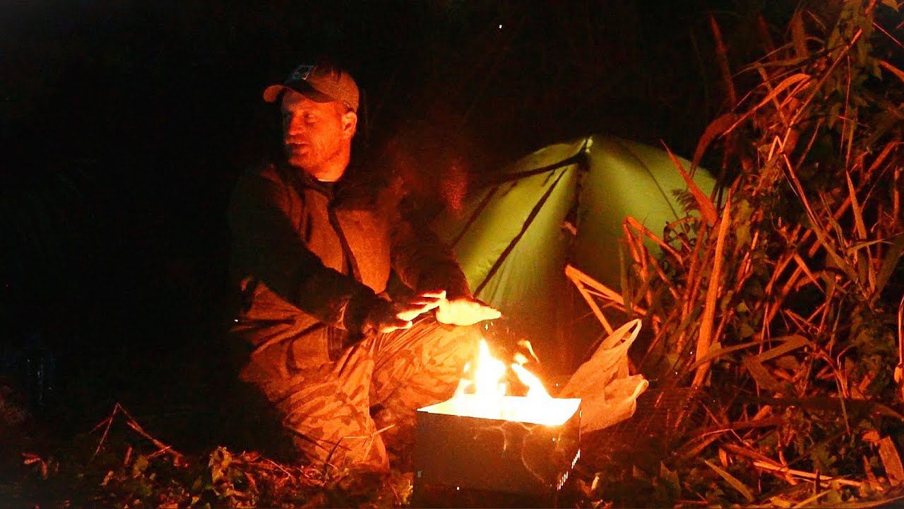 РЫБАЛКА С НОЧЁВКОЙ НА ЯМЕ. ЖЕНА ЛОВИТ СОМОВ, а я САЗАНОВ. Рыбалка на закидушки. Сом на саранчу смотреть онлайн