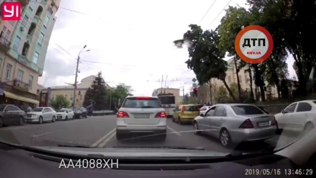 Киев. АА4088ХН, На улице Льва Толстого «аккуратно нарушаем») Котанчик, 4088, ты похоже оуел, попад смотреть онлайн