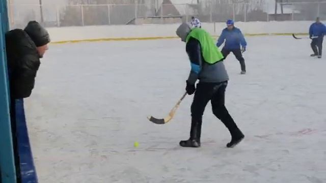 Хоккей в Заозерном.mp4 смотреть онлайн