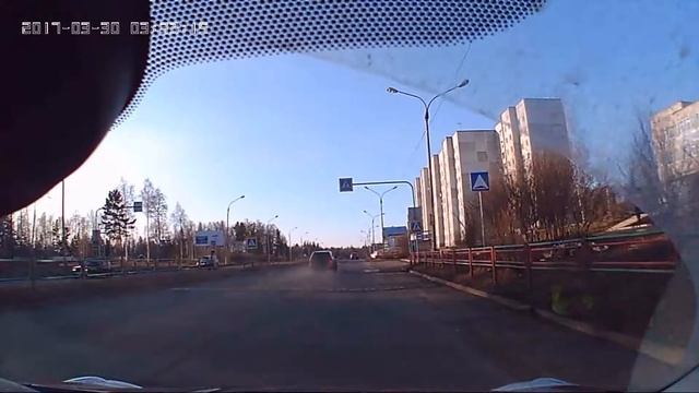 Усть-Илимск. Не снижая скорости по лежачим полицейским (знак 20км/ч). Весна 2017г. смотреть онлайн