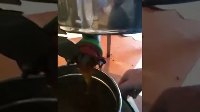 Відкачування меду смотреть онлайн