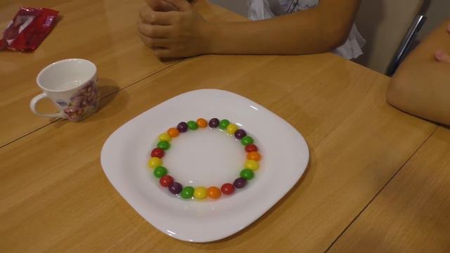 Как сделать радугу из Скитлса (Skittles) Опыт с конфетами смотреть онлайн