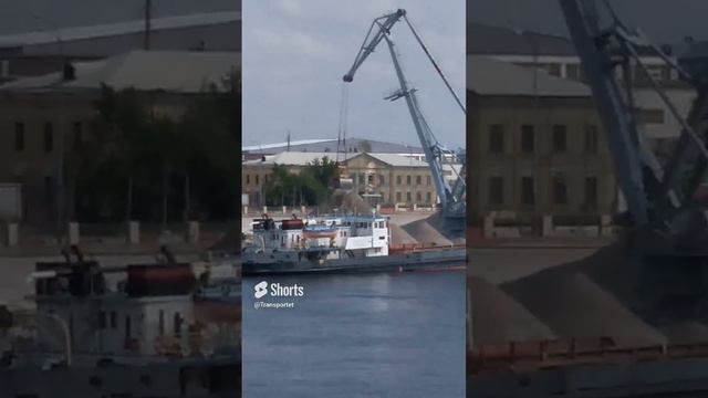 Плавучий кран разгружает судно с песком #Shorts #судно смотреть онлайн