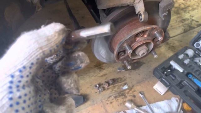 Обслуживание передних тормозов. Замена колодок. Daewoo matiz. смотреть онлайн