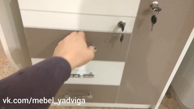 Мебель Ядвига. Маникюрный стол МС3, цвет белый + имбирь. Замки.