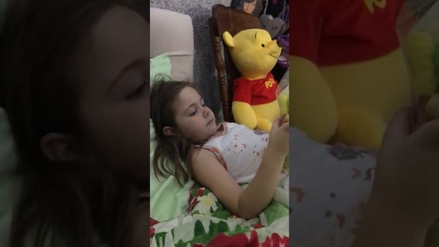Ржач! Дочка учит очень сложный стих и жуёт. Смотреть до конца смотреть онлайн