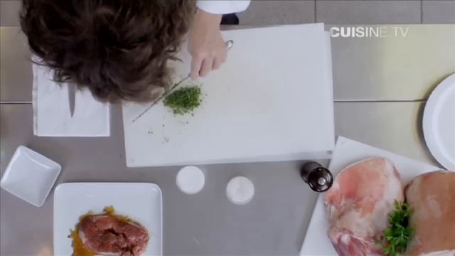 Tranches de gigot d'agneau de Sisteron aux concombres et aux herbes смотреть онлайн