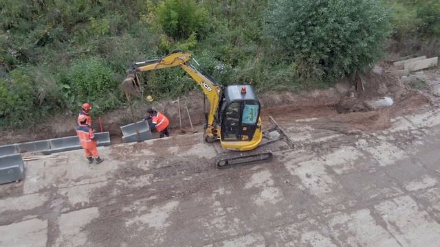 Мини-экскаватор JCB 8035 ZTC на рытье траншеи смотреть онлайн