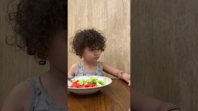 Сафина готовит салат под названием «гамбургер какой-то»? смотреть онлайн