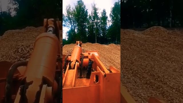 АМКОДОР. Подбуртовка ТЕХНОЛОГИЧЕСКОЙ ЩЕПЫ. смотреть онлайн