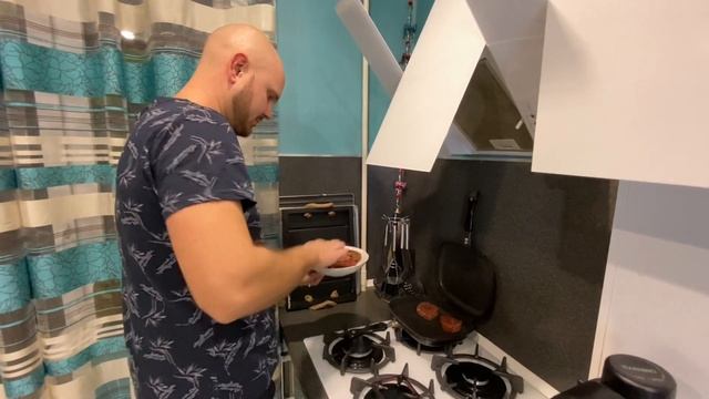 Стейк из тунца на сковороде смотреть онлайн