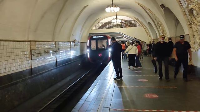 Электропоезд Дейна он же Москва 2020 прибывает на станцию метро Таганская смотреть онлайн