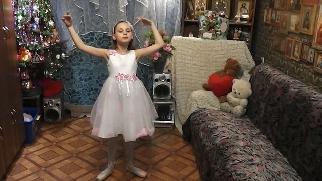 Рождественские колокольчики. Танец юной балерины Докукиной Виктории смотреть онлайн