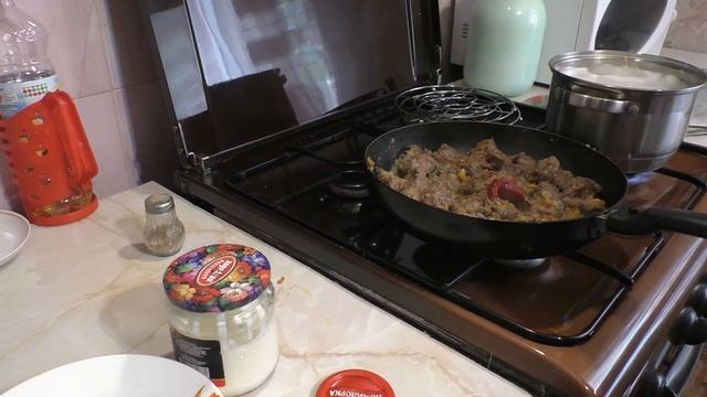 Гуляш из свиной печени. Гуляш с макаронами на ужин. смотреть онлайн