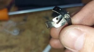 Ремонт швейной машины Janome нет натяжения в шпуледержателе, чистка шпуледержателя