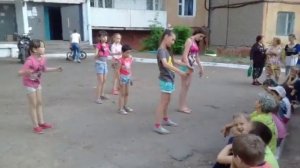 ДЕВОЧКИ ТАНЦУЮТ НА УЛИЦЕ[ТИПА УЛИЧНЫЕ ТАНЦЫ]:)