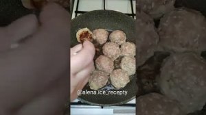 Тефтели из индейки и риса в сметанном соусе.