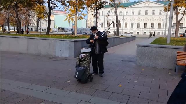 Уличный музыкант. Русская волынка на Арбатской смотреть онлайн