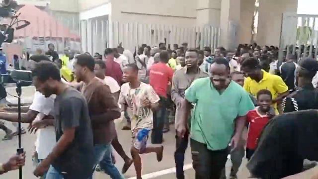 Ghanaian fans force way to Baba Yara stadium to watch Black Stars train ahead of Nigeria game смотреть онлайн