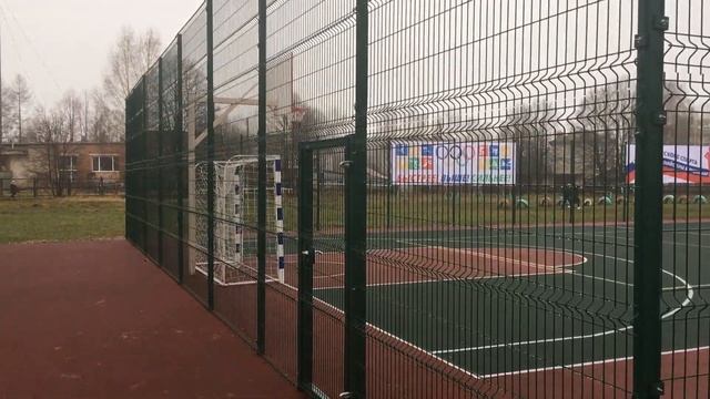 Современная школьная спортивная площадка в посёлке Каменка. смотреть онлайн